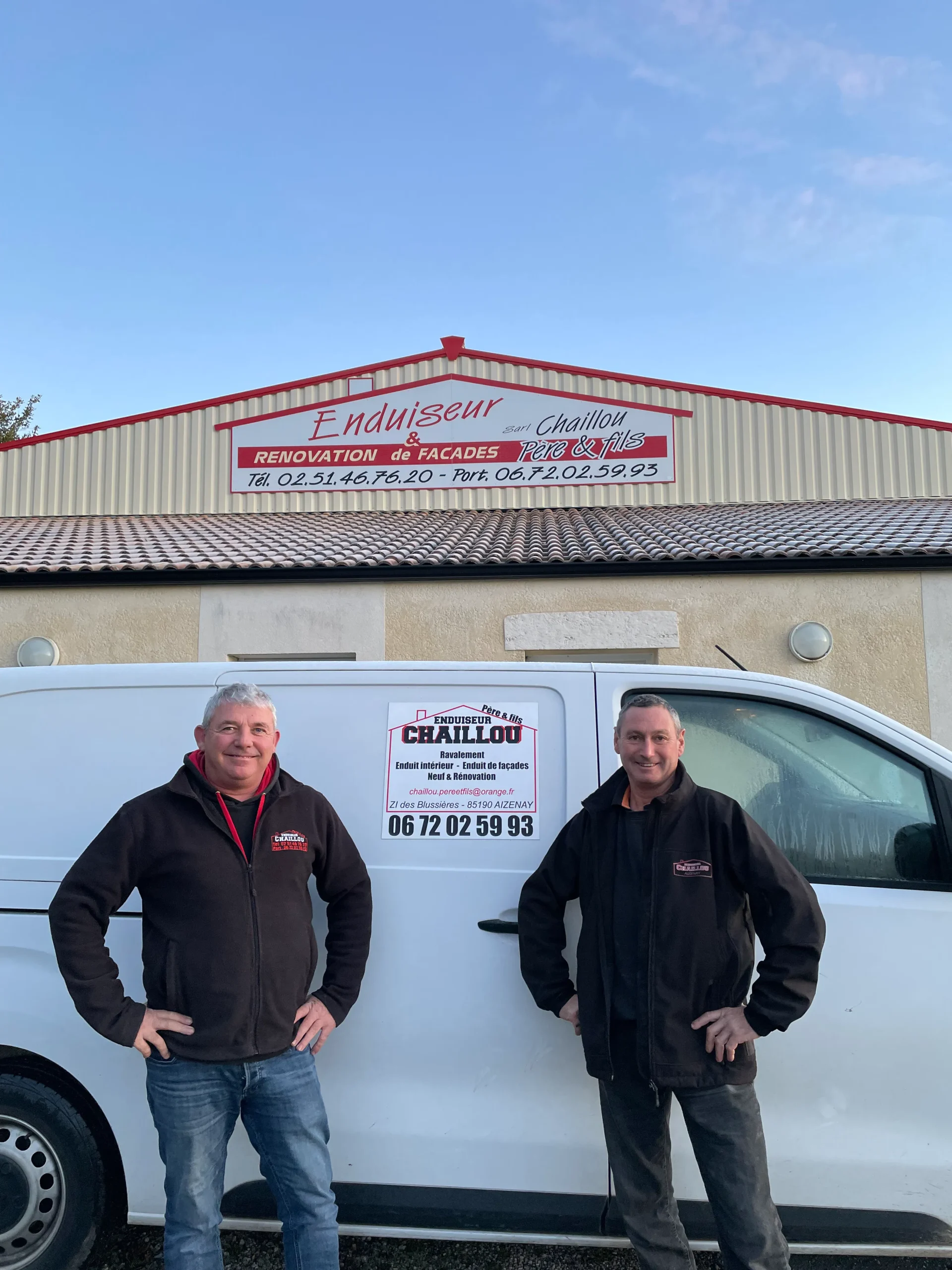 Deux artisans souriants posant devant une camionnette blanche et le bâtiment de l'entreprise Enduiseur Chaillou Père & Fils